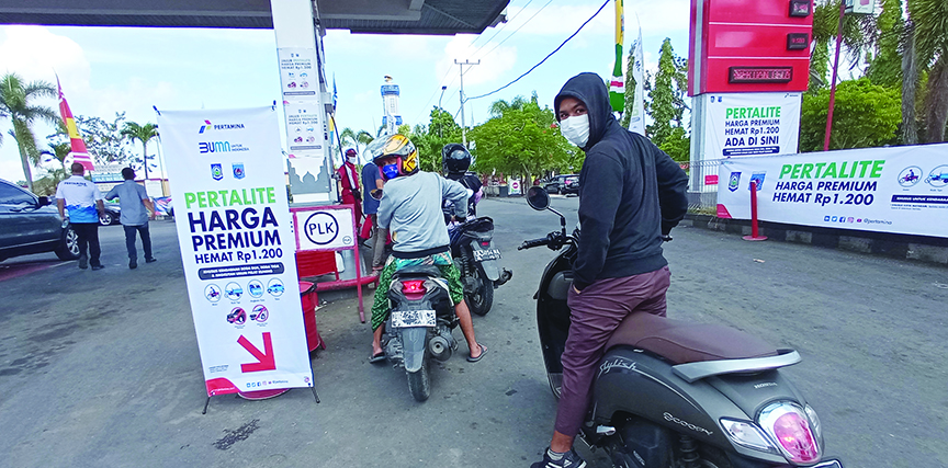 BBM BERKUALITAS: Sejumlah pengendara motor antre untuk mengisi BBM jenis pertalite di SPBU Jalur Lingkar Selatan, Kota Mataram. Sejak Sabtu (27/3/2021) lalu harga pertalite di sembilan SPBU yang ada di Kota Mataram turun dari Rp 7.650 menjadi Rp 6.450 per