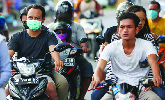 MULAI LONGGAR: Sejumlah warga saat mengendarai motor di Jalan Udayana. Ada sejumlah pengendara terlihat tidak menggunakan masker. (Dok/Lombok Post)