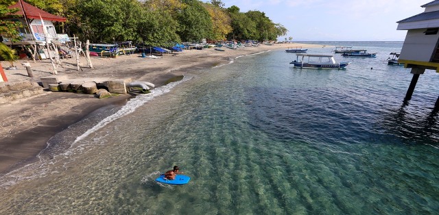SEPI: Kebangkitan pariwisata NTB sulit terwujud, ketika tidak ada sinergitas antara pemerintah dan asosiasi pariwisata. Tampak, kondisi Pantai Senggigi, Lombok Barat yang sepi akibat pandemi. (Ivan/Lombok Post)