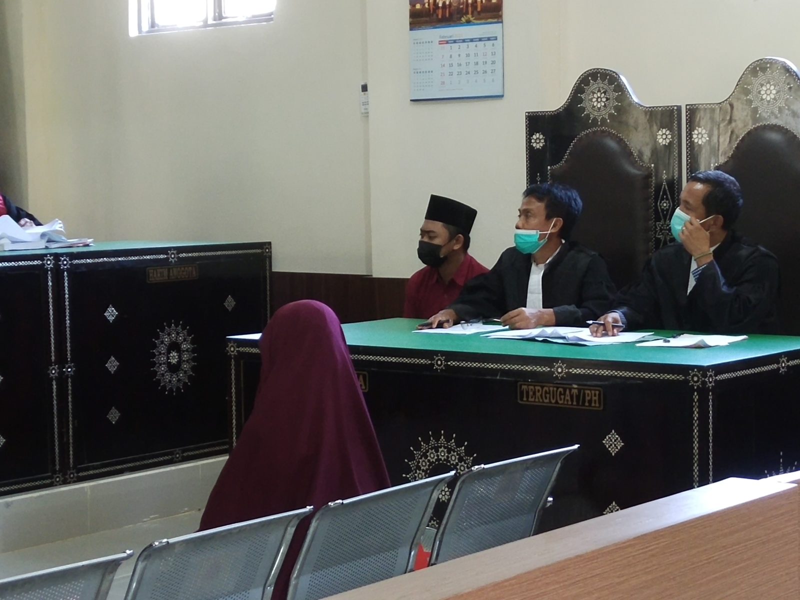 KETERANGAN SAKSI: Terdakwa Rio Prasetya (kiri/berpeci) mendengarkan keterangan saksi dari kakak korban, Mey Susanti dalam sidang di PN Mataram, Selasa (2/3/2021).  (Harli/Lombok Post)