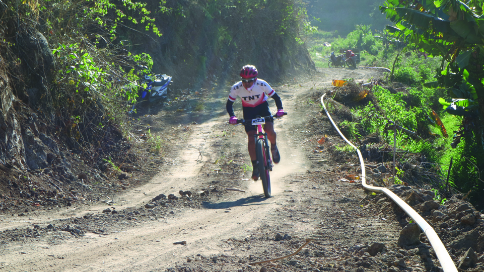 MENJANJIKAN: Peserta lomba bersepeda saat melintasi kawasan persawahan di Sembalun, Lombok Timur, beberapa waktu lalu. Event sport tourism memberikan dampak positif bagi daerah. (Dok/Lombok Post)