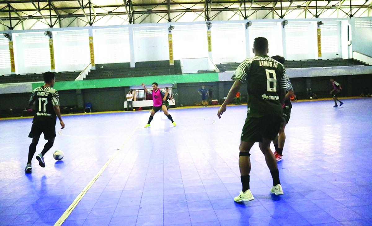 LATIHAN: Para pemain Vamos Mataram saat menjalani latihan, beberapa waktu lalu. (Dok/Lombok Post)