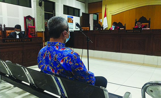 DIVONIS BERSALAH: Terdakwa korupsi dana PNBP Asrama Haji Embarkasi Lombok Abdurrazak Al Fakhir mendengarkan pembacaan putusan majelis hakim di PN Tipikor Mataram, Rabu (17/3/2021). (Harli/Lombok Post)
