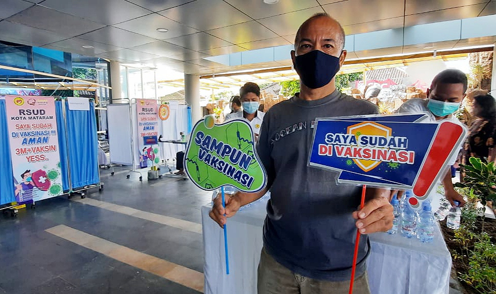 SUDAH DIVAKSIN: Seorang lansia warga Kota Mataram terlihat antusias setelah mendapatkan layanan vaksinasi di RSUD Kota Mataram, Selasa (9/3/2021). (IST/Lombok Post)