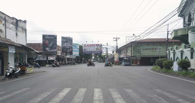 AKAN DITATA: Sejumlah pengendara melintas di simpang empat pertokoan Pancor, di depan Masjid At-Taqwa Pancor, Kelurahan Pancor, Kecamatan Selong, belum lama ini. Dalam waktu dekat, Pemkab Lotim akan merelokasi semua pedagang yang ada di pertokoan Pancor.