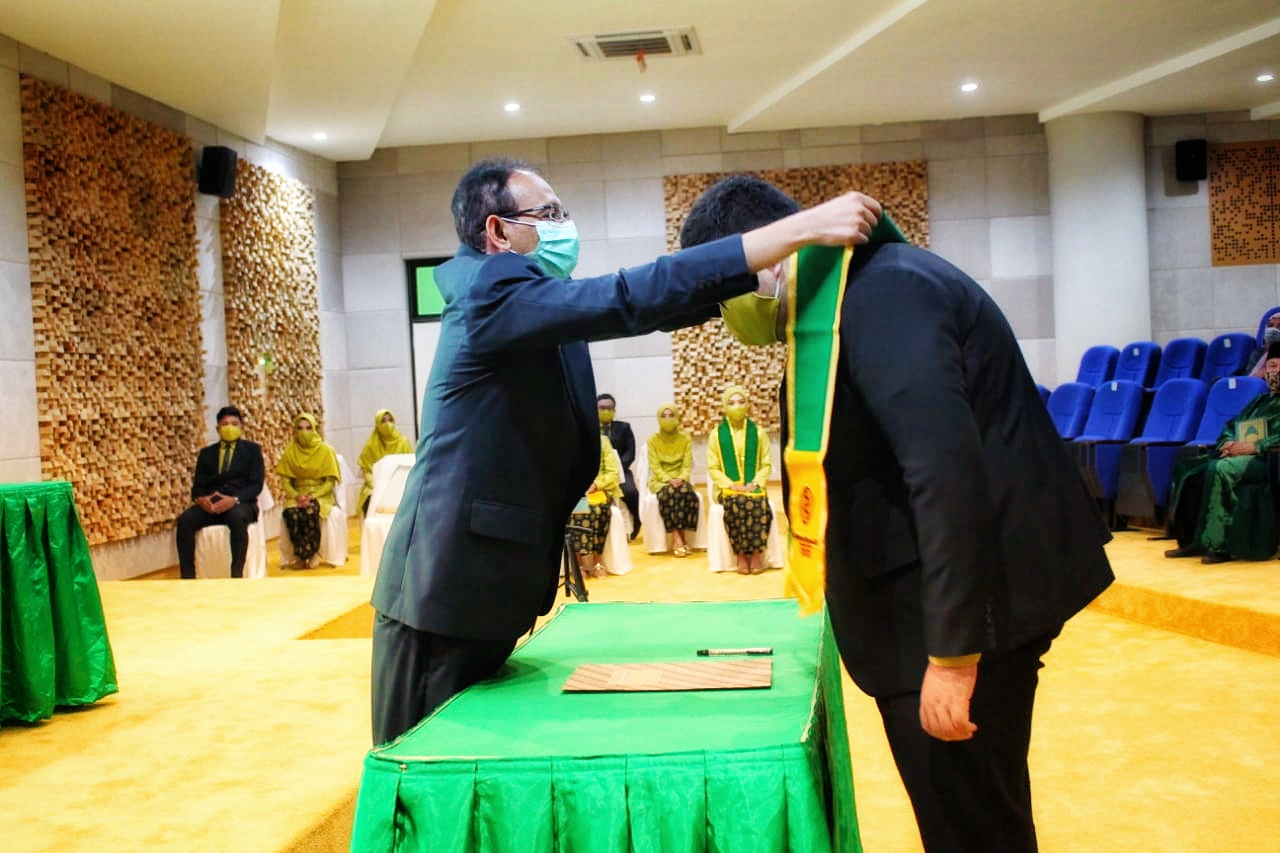 SIAP MENGABDI: Mahasiswa Fakultas Kedokteran Unram saat pengambilan sumpah profesi di auditorium FK Unram, Selasa (30/3/2021).