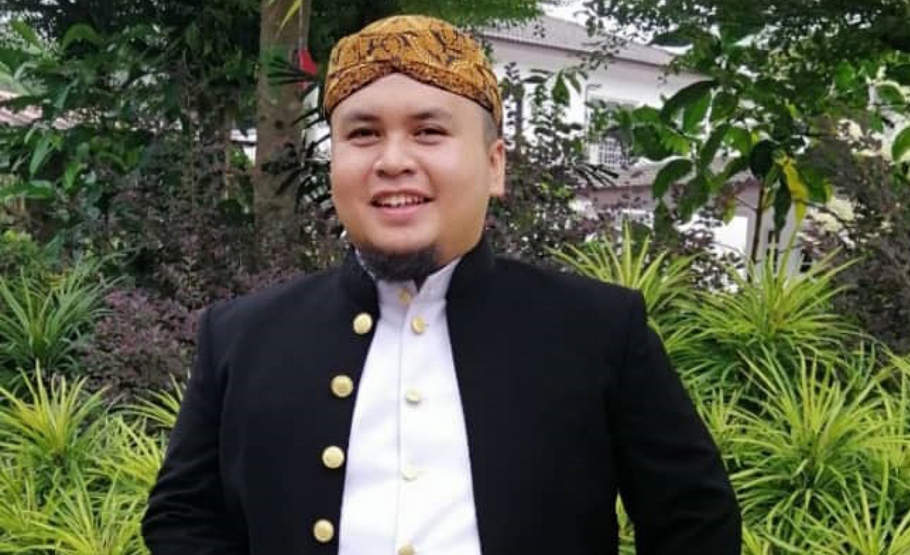 PELESTARI: Hasan Suyat mengenakan pakaian khas Jawa dan pakaian Melayu. (Dok.Pribadi)