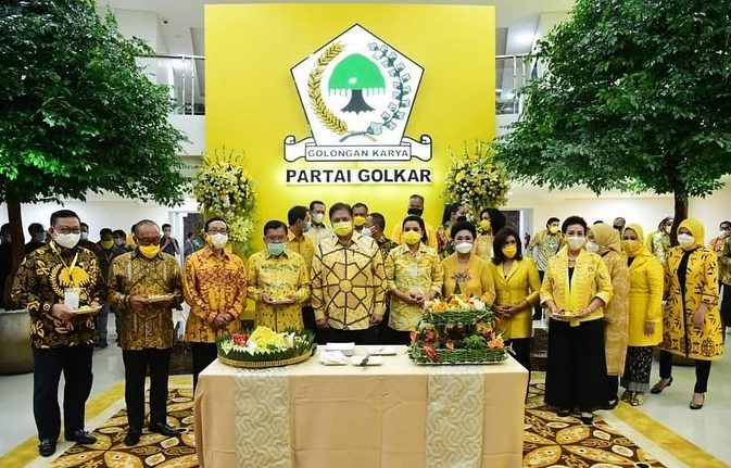 Ketua Golkar H Airlangga Hartarto bersama sejumlah tokoh Golkar berpose bersama dalam peresmian gedung baru Golkar di Komplek DPP Golkar Slipi Jakarta di sela-sela Rapimnas Golkar 5-6 lalu. (dok. Golkar)