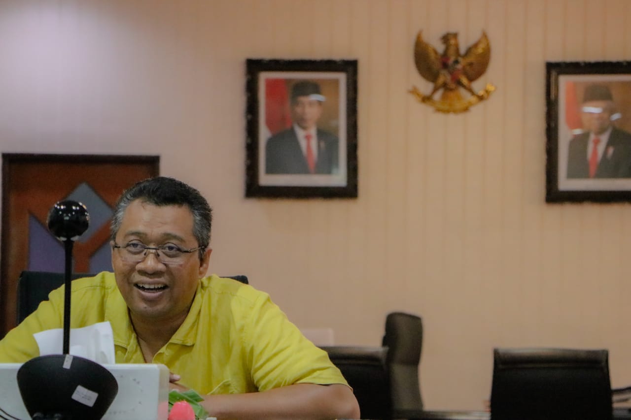 Gubernur NTB H Zulkieflimansyah mengikuti soft launching EPPIC fase II  Indonesia secara virtual dari ruang kerjanya, Selasa (16/3/2021). (Diskominfotik NTB for Lombok Post)