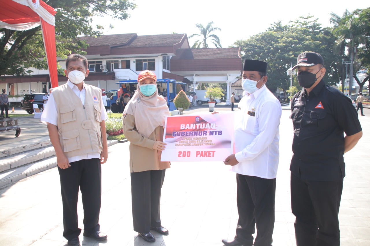 PUTUS RANTAI COVID-19: Wakil Gubernur NTB Hj Sitti Rohmi Djalilah (dua dari kiri) menyerahkan bantuan 200 paket sembako untuk Desa Bilelando, Lombok Tengah, saat pengukuhan Forum Koordinasi Tagana NTB dan Forum Koordinasi Pelopor Perdamaian NTB di lapanga
