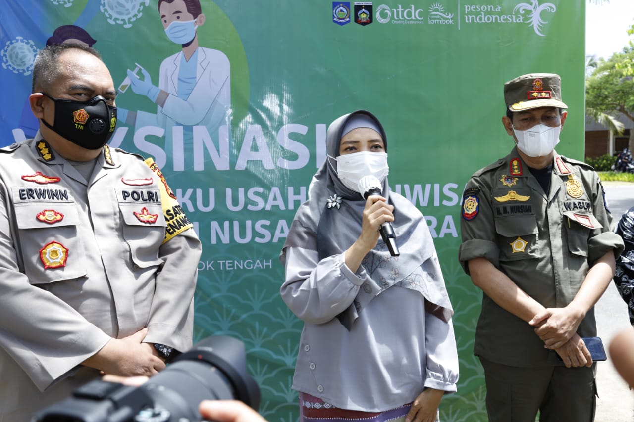 PULIHKAN PARIWISATA: Wakil Gubernur NTB Hj Sitti Rohmi Djalilah (tengah) memberi sambutan saat meninjau lokasi pelaksanaan vaksin bagi para pekerja sektor pariwisata NTB di lokasi Bazar Mandalika, Lombok Tengah, Selasa (30/3/2021). (Diskominfo NTB for Lom
