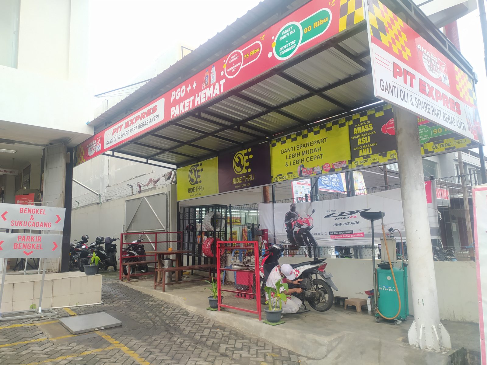 PAKET HEMAT: Ahass MPM Lotim menawarkan harga paket yang sangat terjangkau dan semakin memudahkan konsumen motor Honda khususnya yang berada di daerah Lotim dan sekitarnya dalam melakukan servis berkala.