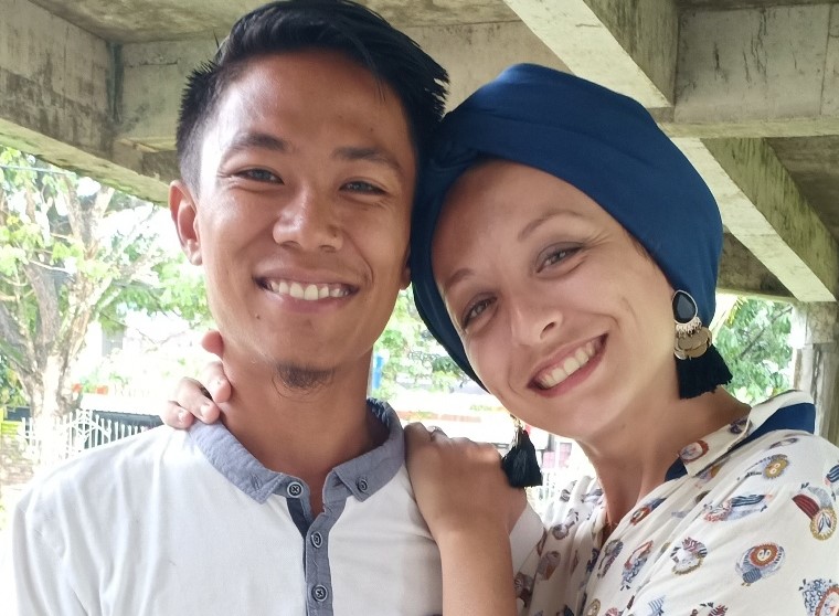 PASANGAN SERASI: Indra Budiman, warga Desa Sengkol, Kecamatan Pujut, Loteng yang menikahi bule Prancis Melissa mendadak viral di medsos karena unggahan video perjalanan cintanya, kemarin (4/3). (Dedi/Lombok Post)