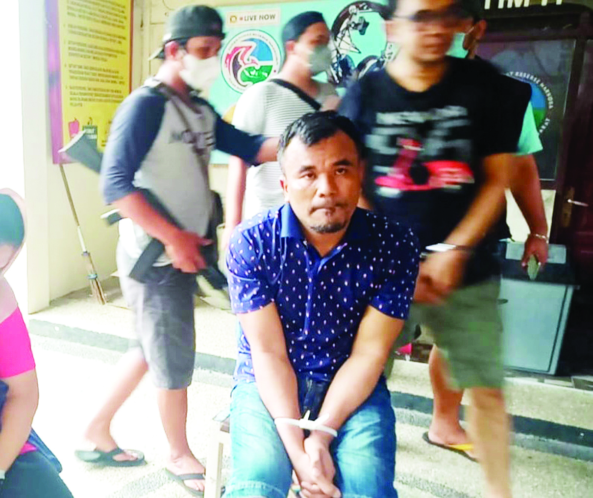 INI DIA: Narapidana Lapas Mataram berinsial MY alias Jenderal Yusuf duduk termenung setelah diamankan petugas Ditresnarkoba di Mapolda NTB, Selasa (9/3/2021) lalu. (Harli/Lombok Post)