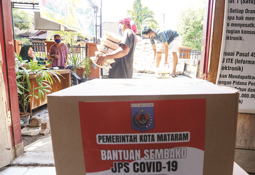 HARUS DIAWASI: Proses pendistribusian bantuan JPS Covid-19 di salah satu kelurahan di Kota Mataram pada 2020 lalu.  (Dok/Lombok Post)
