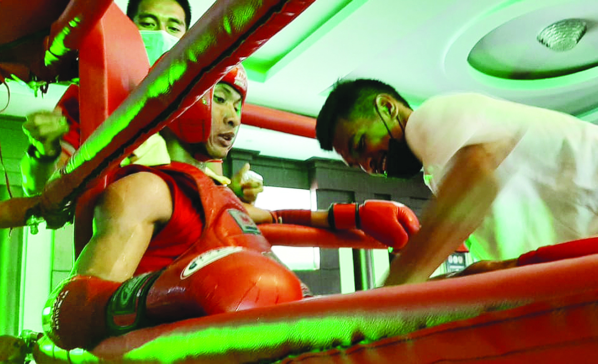 PULIHKAN TENAGA: Petarung NTB Ardiansyah beristirahat di sela laga semifinal Kejurnas Muaythai di Kendari, Sulawesi Tenggara, Kamis (25/3/2021) malam. (IST/Lombok Post)