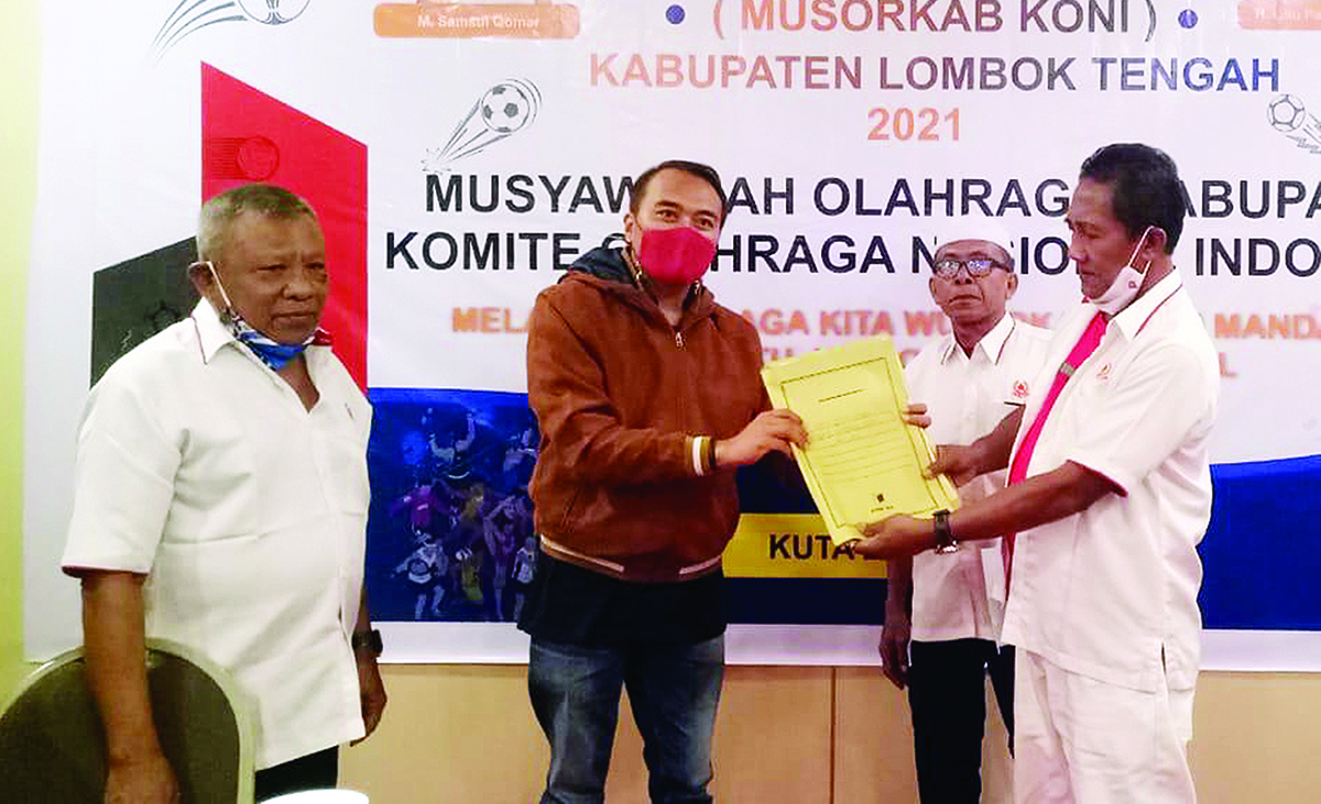 MUSORKAB: Pimpinan sidang musorkab KONI Loteng menyerahkan berita acara musorkab kepada ketua KONI Loteng terpilih M. Samsul Qomar (dua dari kiri). (IST/Lombok Tengah)