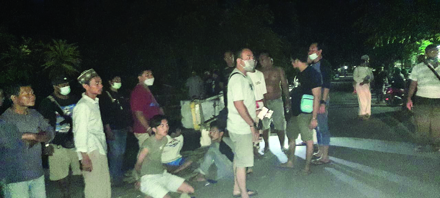DIBEKUK: Tiga pemuda (posisi duduk) saat ditangkap di wilayah Tanjung, Lombok Utara, Kamis malam (11/3/2021) lalu. (IST/Lombok Post)