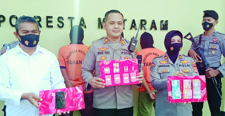 INI BUKTINYA: Kasatresnarkoba Polresta Mataram AKP I Made Yogi Purusa Utama (tengah) menunjukkan barang bukti sabu hasil penangkapan di Karang Bagu, Senin (29/3/2021). (Harli/Lombok Post)