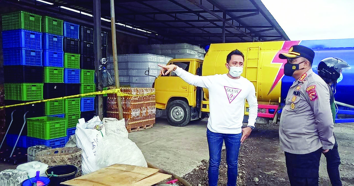 INI GUDANGNYA: Kapolresta Mataram Kombes Pol Heri Wahyudi (kanan) bersama Kasatreskrim Kompol Kadek Adi Budi Astawa saat menyegel gudang pengolahan minyak goreng bekas di Lingkungan Babakan Kebon, Kelurahan Babakan, Kecamatan Sandubaya, Mataram, Minggu (2