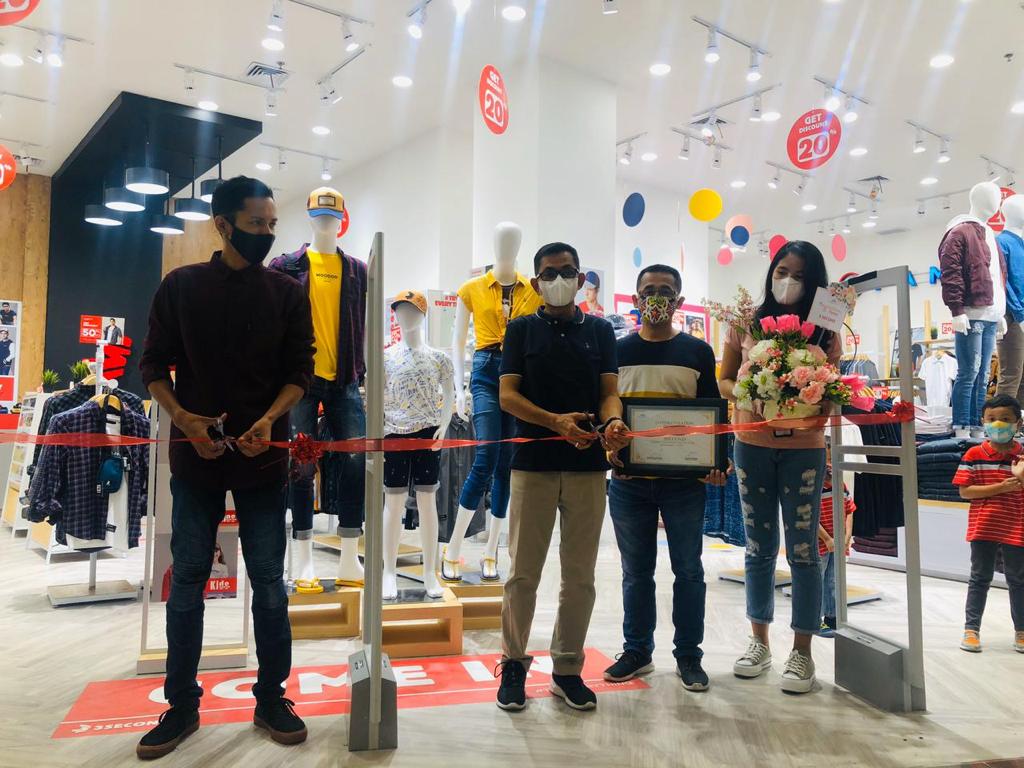 MANJAKAN PELANGGAN: General Manager LEM Salim Abdad (dua dari kiri) didampingi Tenant Relationt Manager LEM Dadit (dua dari kanan) bersama Manajemen 3Second Store meresmikan outletnya di LEM, beberapa hari lalu.