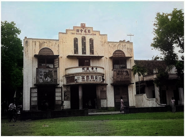 BIOSKOP : Sejumlah warga terlihat di depan Chung Hua / Cwen Theater / Bioskop Ramayana di Ampenan sekitar tahun 1948. (Sumber ; Tropenmuseum)