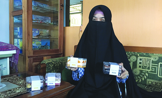 AMAN UNTUK DIET: Vina Alpiani, pengusaha Dessert Box Diet Friendly Entitas menunjukkan kuliner yang dibuat di kediamannya di Perumahan Pagutan Permai, pekan lalu. Makanan penutup ini aman bagi orang diet. (Rojai/Lombok Post)