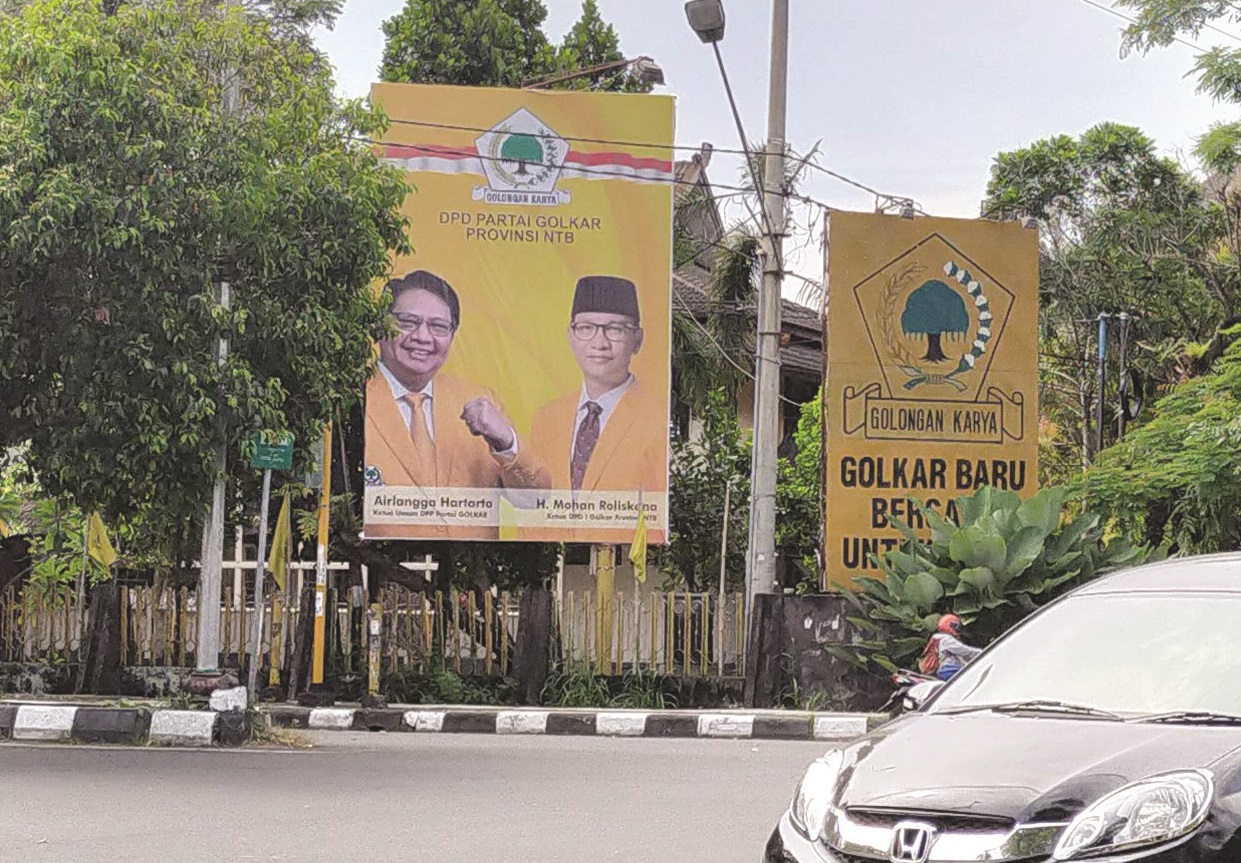 KETUA TERPILIH: Foto Ketua Umum DPP Golkar H Airlangga Hartarto dan H Mohan Roliskana terpampang di kantor DPD Golkar NTB. Kini nama Abdul Hafid disebut-sebut bakal menjadi sekretaris DPD Golkar NTB. (Zad/Lombok Post)
