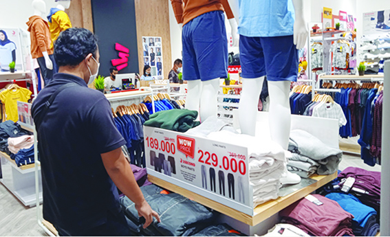 PROMO BERLIMPAH: Seorang pengunjung melihat koleksi diskon Epic Boom Sale yang dipamerkan salah satu tenant di Lombok Epicentrum Mall Mataram, Rabu (17/3/2021). (Eka/Lombok Post)