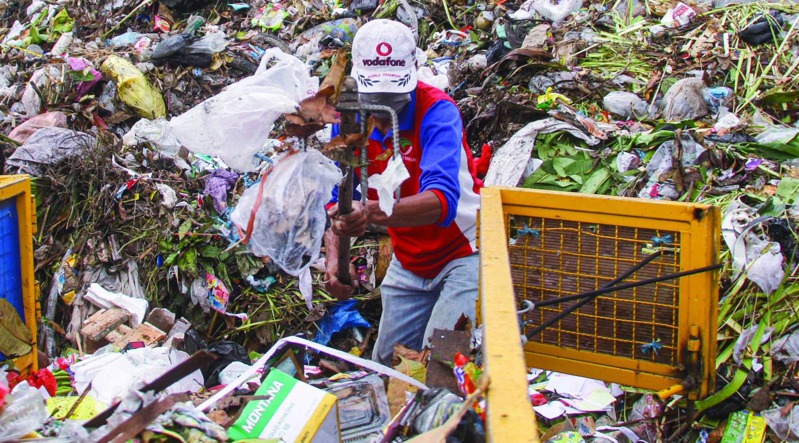 HARUS TUNTAS: Seorang petugas sampah  roda tiga di lingkungan membuang sampah di TPS Ampenan, Kota Mataram, Selasa (9/3/2021). (Dok. Lombok Post
