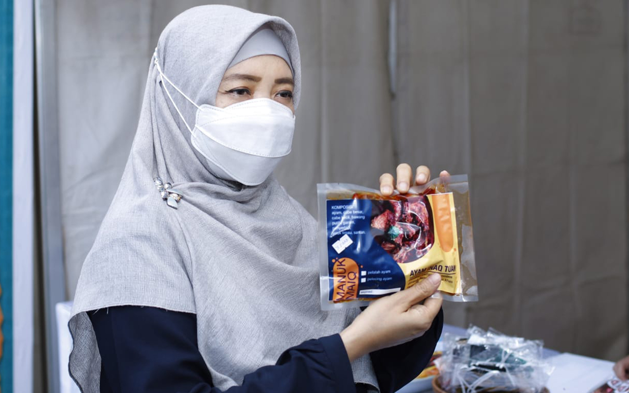 CINTA PRODUK LOKAL: Wakil Gubernur NTB Hj Sitti Rohmi Djalilah menunjukkan salah satu produk lokal NTB di stan  gelaran Expo Ramadhan Gemilang di Taman Budaya Provinsi NTB, Sabtu (24/4/2021). (Diskominfotik NTB for Lombok Post)