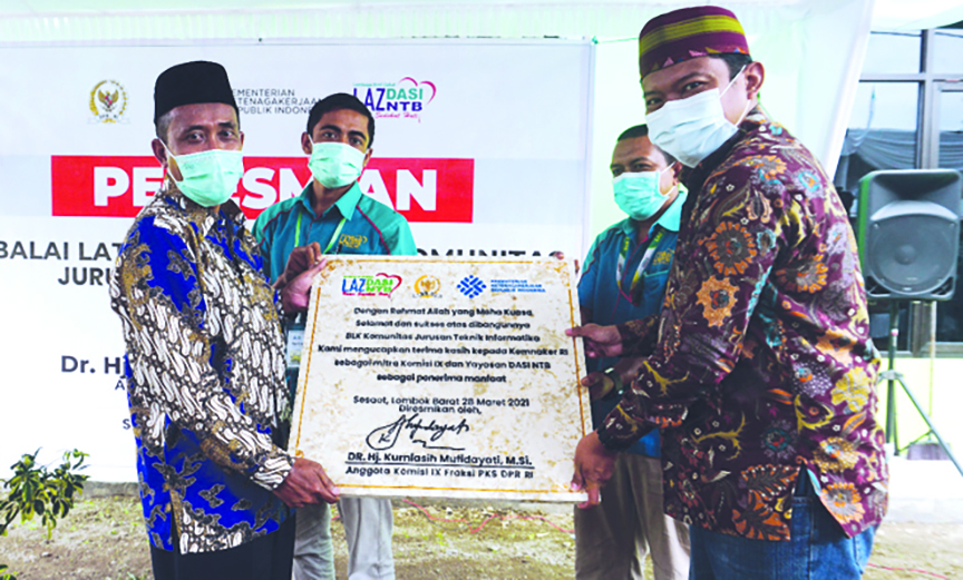 BLK KOMUNITAS: Ketua Yayasan LAZ DASI NTB M Firad (kiri) dan Tim Ahli DPR RI Ari Basuki Hadi (kanan) saat peresmian BLK Komunitas LAZ DASI NTB di Desa Sesaot, Kecamatan Narmada, Lombok Barat, Minggu (28/3) lalu. (IST/Lombok Post)