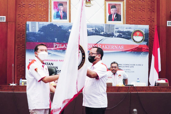 SELAMAT BEKERJA: Pelantikan pengurus di sela rakernas Forum Koordinasi Nasional Percepatan Pembentukan Daerah Otonomi Baru periode 2021-2025 di kompleks parlemen, Jakarta, Jumat (9/4/2021). (IST/Lombok Post)