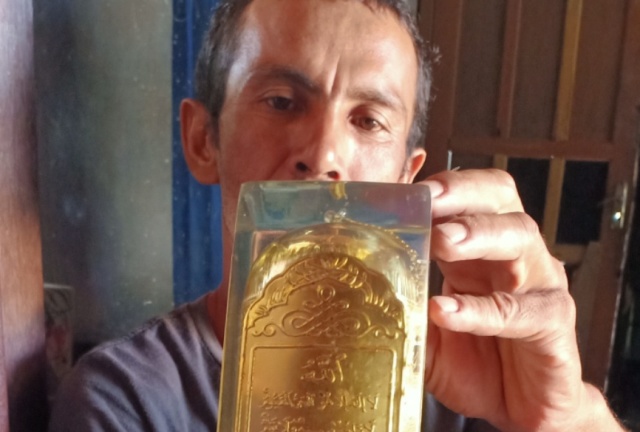 BARANG ANTIK: Herman, warga Lingkungan Karang Baru Kelurahan Sasake, Praya Tengah Loteng menunjukkan barang antik yang ditemukan saat menjaring ikan di Bendungan Batujai, Rabu (28/4). (Dedi/Lombok Post)