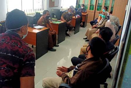 DIMINTAI KETERANGAN: Para nakes dari RSUD Praya saat dimintai keterangan di ruang Intel Kejari Loteng, Selasa (13/4). (Dedi/Lombok Post)