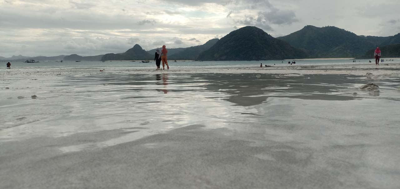 PANTAI SELONG BELANAK: Sejumlah wisatawan sedang menikmati keindahan Pantai Selong Belanak di Desa Selong Belanak, Kecamatan Praya Barat, Loteng, beberapa waktu lalu.