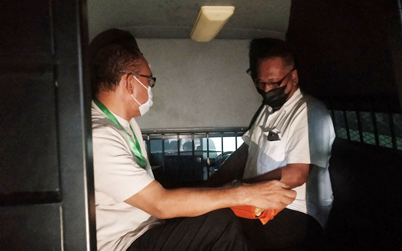 TERSANGKA KORUPSI: Mantan Kadis Pertanian dan Perkebunan NTB Husnul Fauzi (kanan) saat dibawa menggunakan mobil kejaksaan menuju tahanan, beberapa waktu lalu. (Dok/Lombok Post)