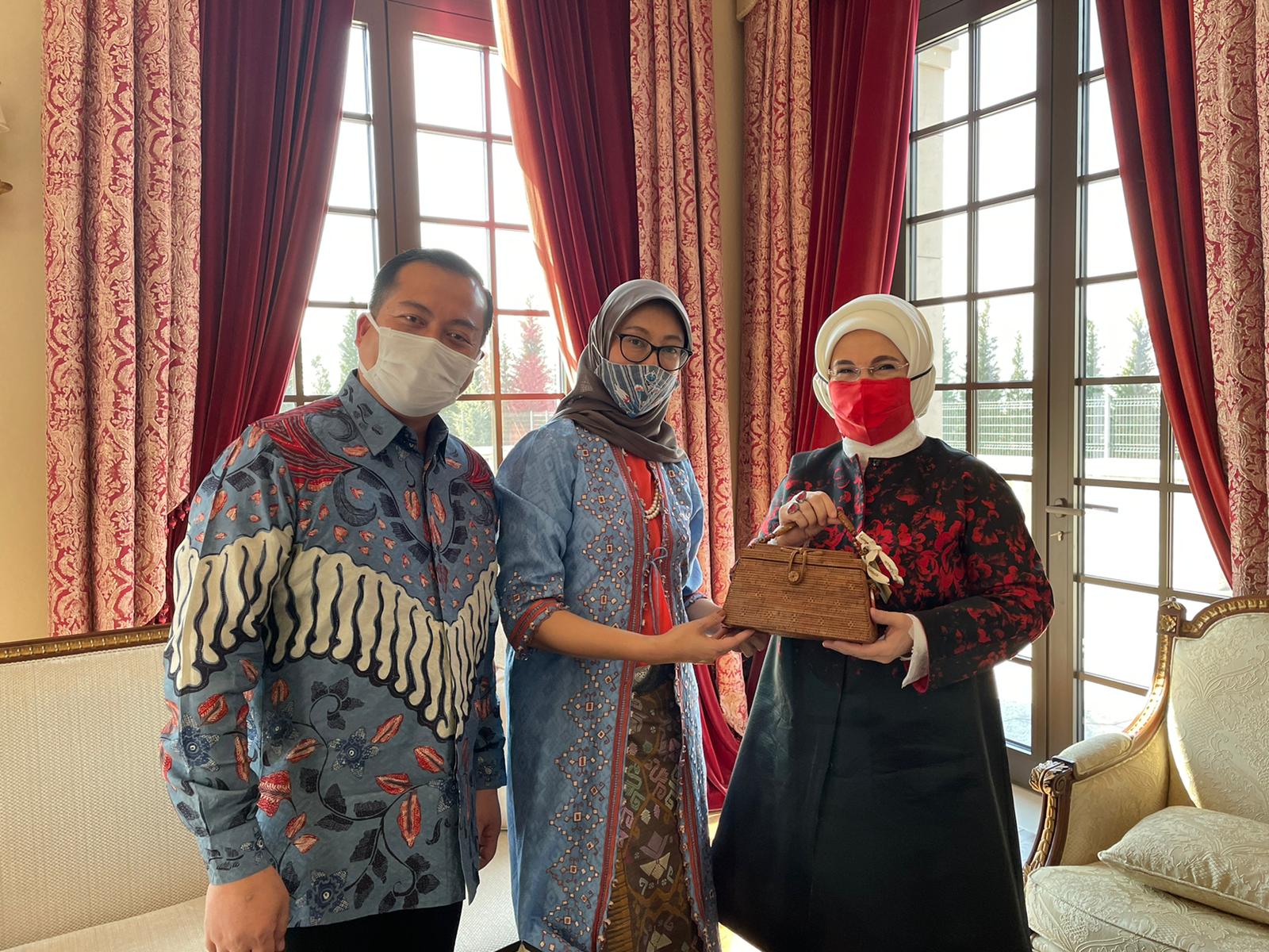 LANGSUNG SUKA: Duta Besar RI untuk Turki Lalu Muhammad Iqbal dan istri Sinta Agathia memberikan cenderamata berupa tas dari kerajinan ketak khas Lombok kepada Ibu Negara Turki Emine Erdogan (kanan) dalam pertemuan di Istana Kepresidenan Turki di Ankara, S