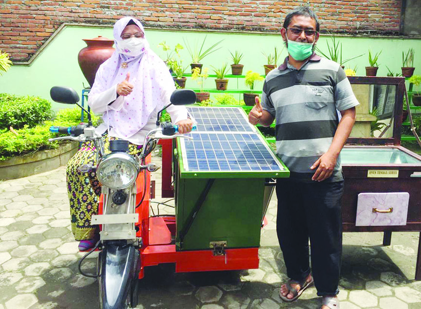 PRODUK LOKAL: Kepala Dinas Perindustrian NTB Nuryanti (kiri) bersama pemilik CV Mataram Etnik Nazar Susan saat memerkan salah satu produk motor listrik pengangkut sampah bertenaga surya di halaman kantor Dinas Perindustrian NTB, Rabu (7/4/2021). (Eka/Lomb