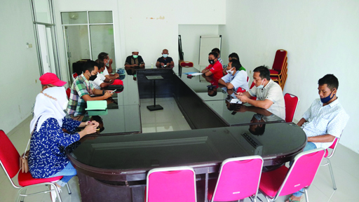 HEARING: Para pengurus cabor asal Loteng kembali mendatangi KONI NTB terkait masalah Musorkab KONI Loteng, Kamis (15/4/2021). (Pujo/Lombok Post)