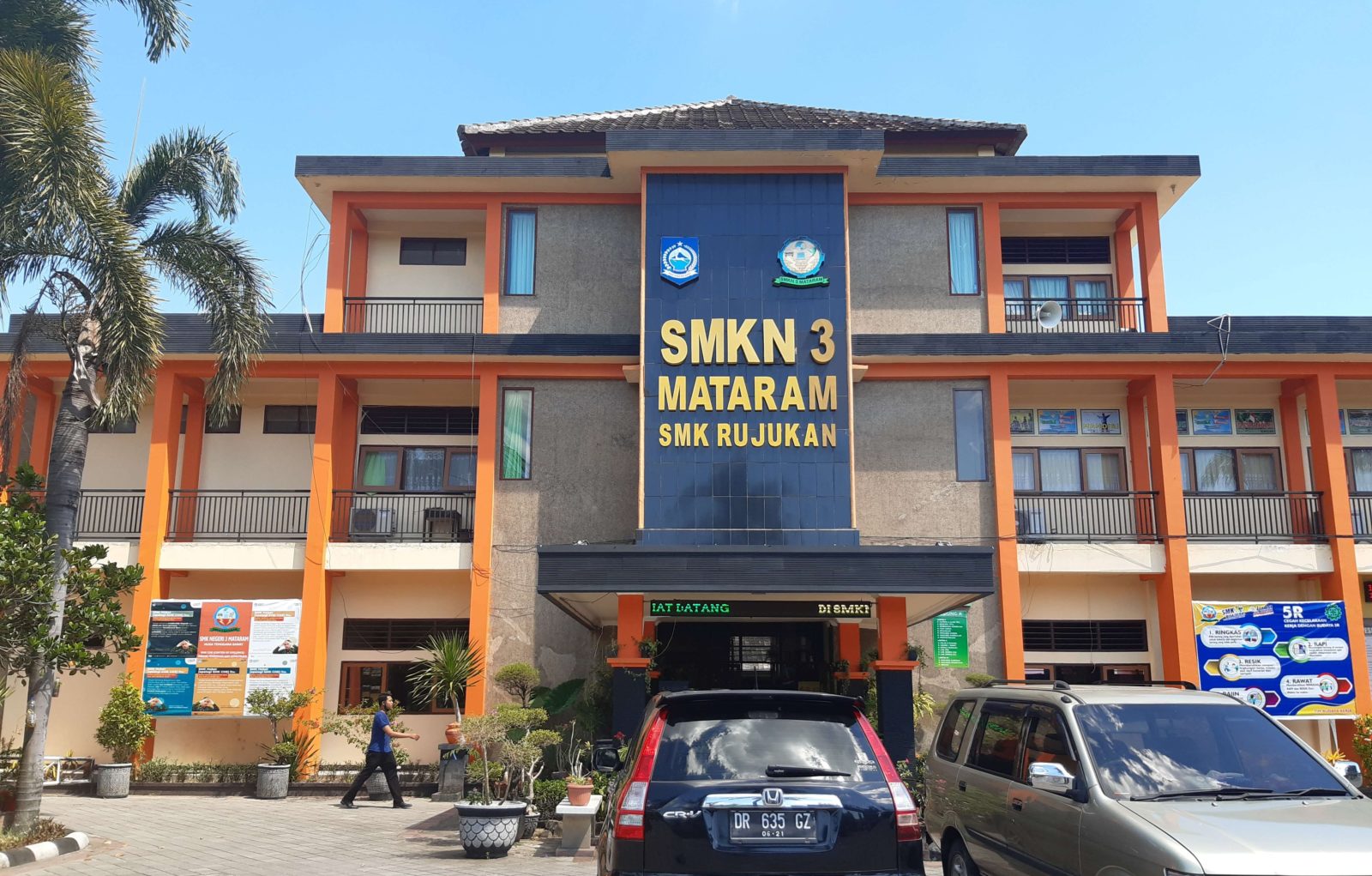 MEGAH: Tampak depan gedung SMKN 3 Mataram, (22/4).