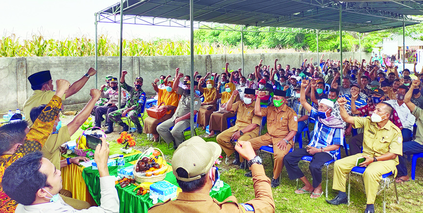 SOSIALISASI: Bupati KSB HW Musyafirin didampingi penjabat Sekda KSB Amar Nurmansyah menyosialisasi rencana pembangunan bandara Kiantar di desa setempat, Selasa (6/4/2021). (Faruk/Radar Sumbawa)
