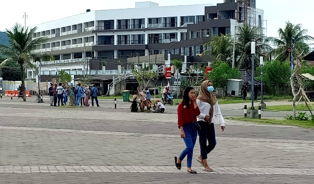 SUMBER PAD: Tampak sejumlah orang berjalan di depan sebuah hotel di Pantai Kuta, Desa Kuta, Kecamatan Pujut, Loteng, Rabu (7/4). (Dedi/Lombok Post)