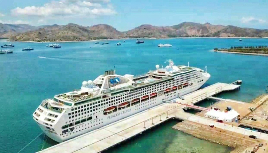 HARAPAN PARIWISATA: Sebuah kapal pesiar bersandar di Pelabuhan Gili Mas, Lembar, Lombok Barat, tahun 2020 lalu. (Pelindo Lembar for Lombok Post)