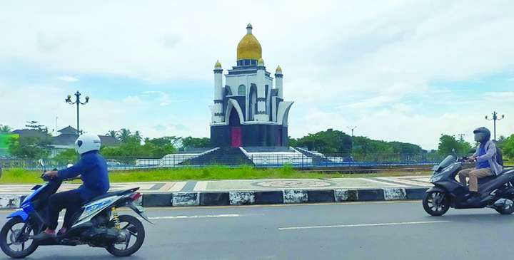 DISOROT: Bundaran Giri Menang Square di Gerung yang rencana penataannya akan menelan anggaran hingga Rp 7,2 miliar. (nurul/Lombok Post)