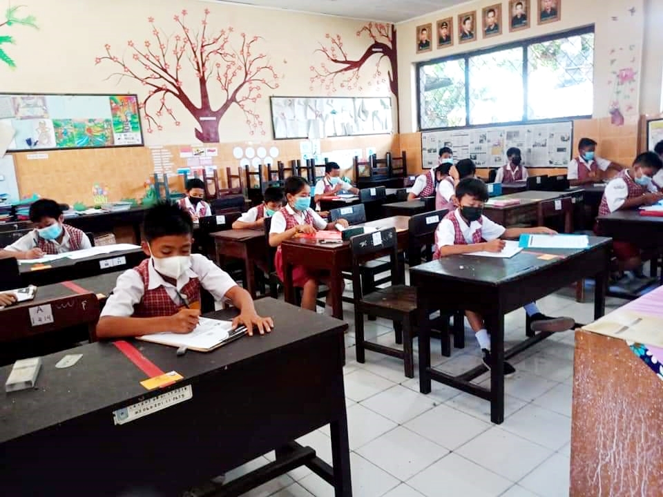 JAWAB SOAL: Sejumlah murid kelas VI fokus mengerjakan ujian sekolah di SDN 16 Cakranegara, awal pekan ini.