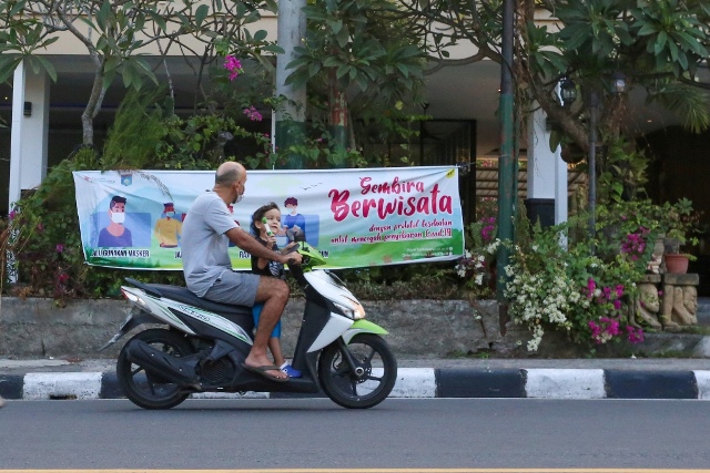 BANGKITKAN GAIRAH: Vaksinasi terhadap pekerja pariwasata diharapkan bisa menjadi titik balik untuk kebangkitan pariwsata NTB. Tampak seorang wisatawan sedang jalan-jalan mengendarai sepeda motor di kawasan Senggigi. (Ivan/Lombok Post)