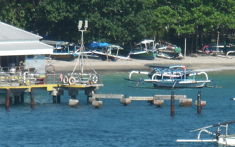 TERBENGKALAI: Sejumlah perahu berlabuh di dekat tiang pancang dermaga Senggigi yang pembangunannya terhenti sejak 2019 lalu. (Nurul/Lombok Post)