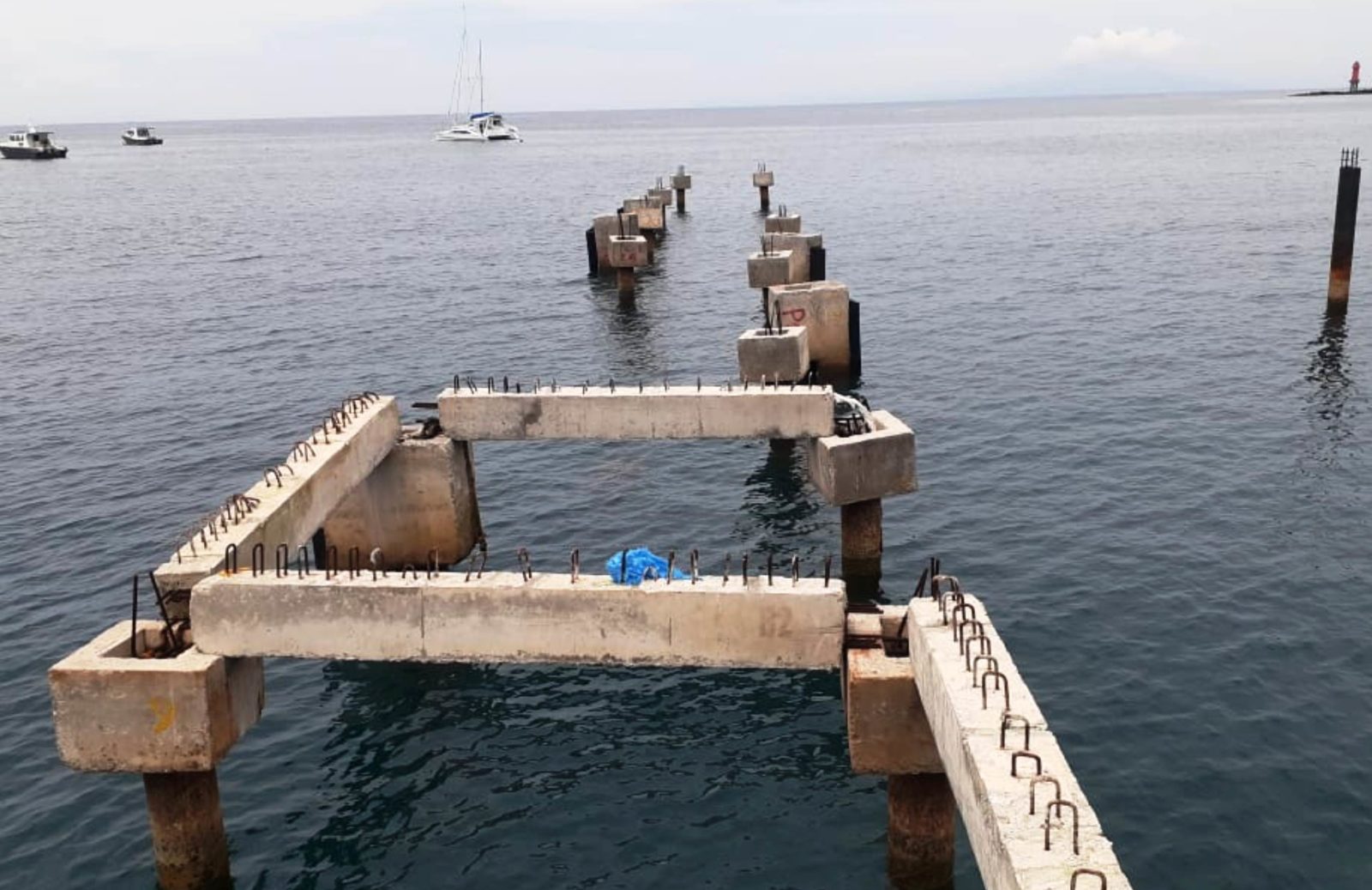 MANGKRAK: Proyek dermaga Senggigi yang tak terurus sejak putus kontrak tahun 2019 lalu. (Nurul/Lombok Post)