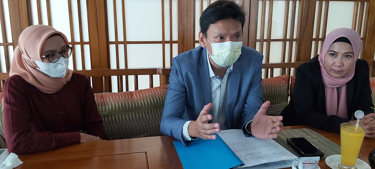 BERIKAN KETERANGAN: Kuasa Hukum CV Cipta Anugrah Pratama Paulus Lapian (tengah) memberikan keterangan terkait proses sidang di PN Mataram perihal gugatan pembatalan putusan BANI di sengketa Dermaga Senggigi yang melibatkan pihaknya dan Pemkab Lobar, Rabu